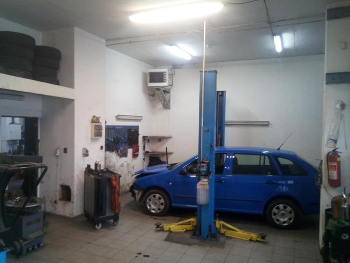Modré auto na zvedáku v dílně