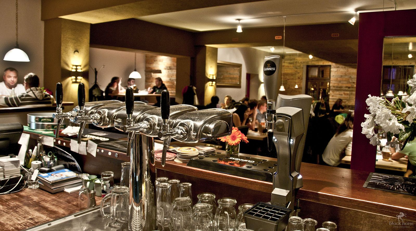 Bar restaurace Black Horse s&nbsp;pípami