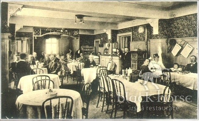 Historická fotografie sálu restaurace
